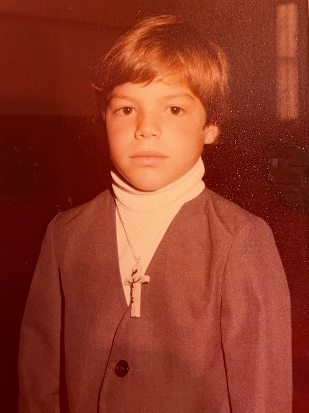 Alejandro Arbeláez de niño, con saco oscuro y cuello blanco
