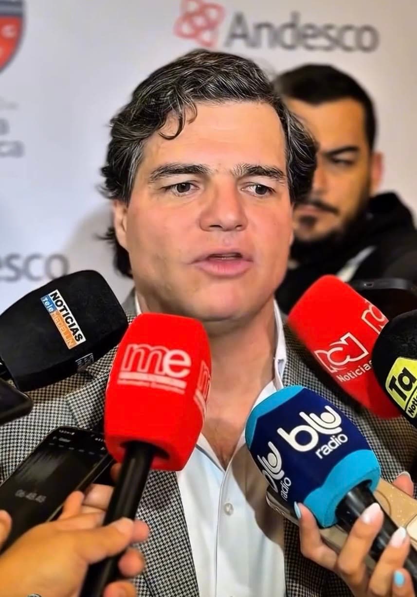Alejandro Arbeláez atiende a medios de comunicación durante su etapa al frente de la Sociedad Hidroituango