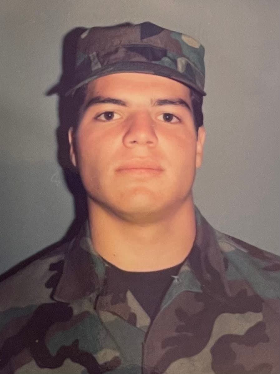 Retrato de Alejandro Arbeláez con uniforme de soldado de la IV Brigada