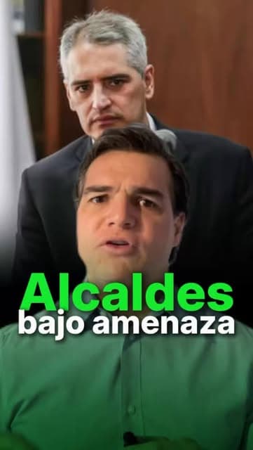 Alejandro Arbeláez habla a cámara; detrás aparece el gobernador de Antioquia