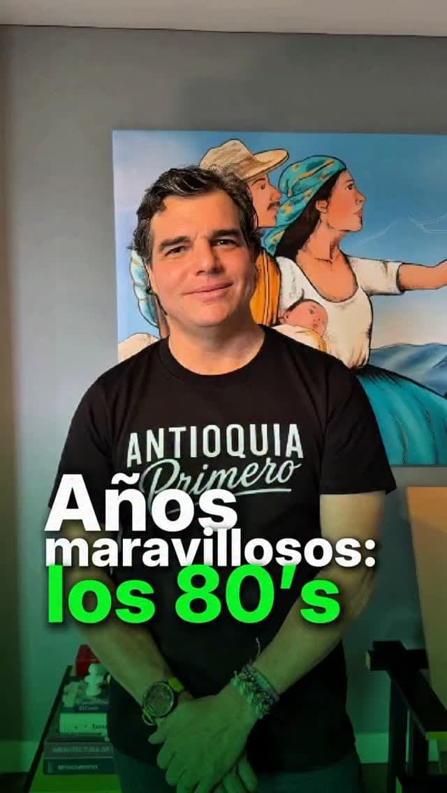 Alejandro Arbeláez A. con una camiseta de Antioquia Primero, frente a un mural de campesinos