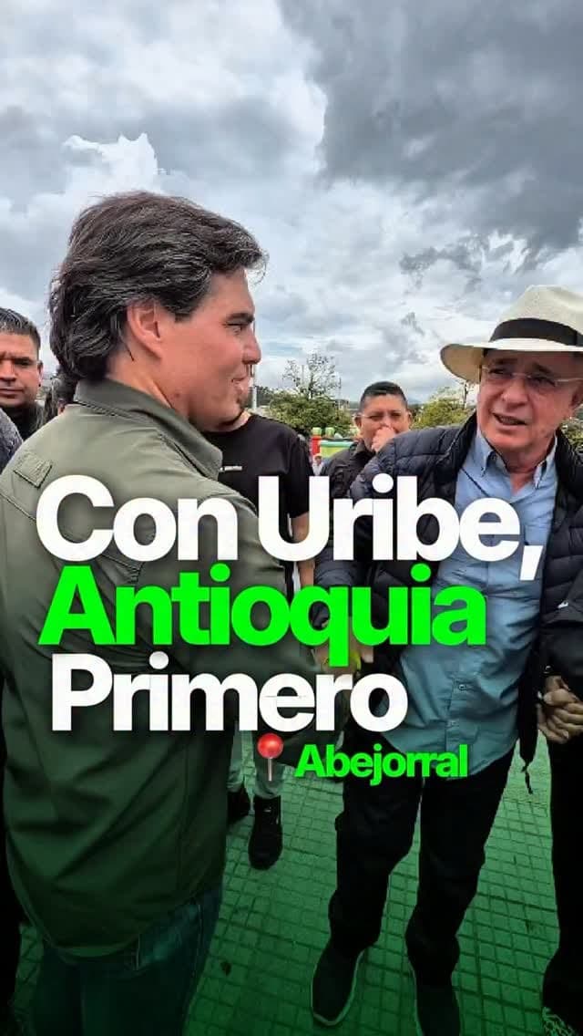 Alejandro Arbeláez A. saluda a Álvaro Uribe Vélez en una calle de Abejorral; texto «Con Uribe, Antioquia Primero»