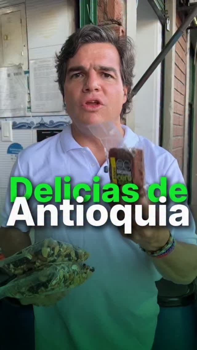 Alejandro Arbeláez A. muestra un producto típico en un puesto de La Mayorista