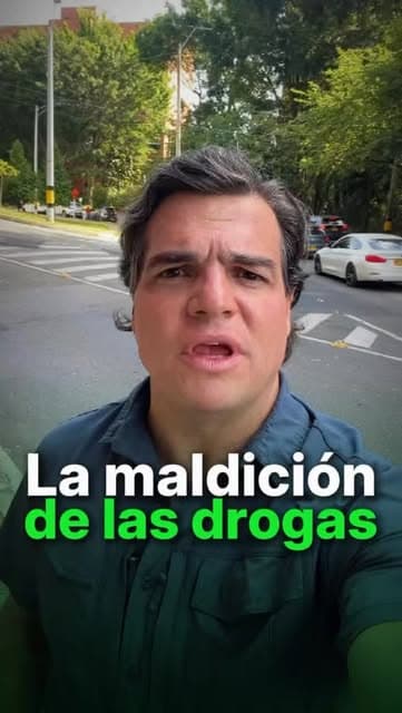 Alejandro Arbeláez habla a cámara en una calle arbolada de Medellín