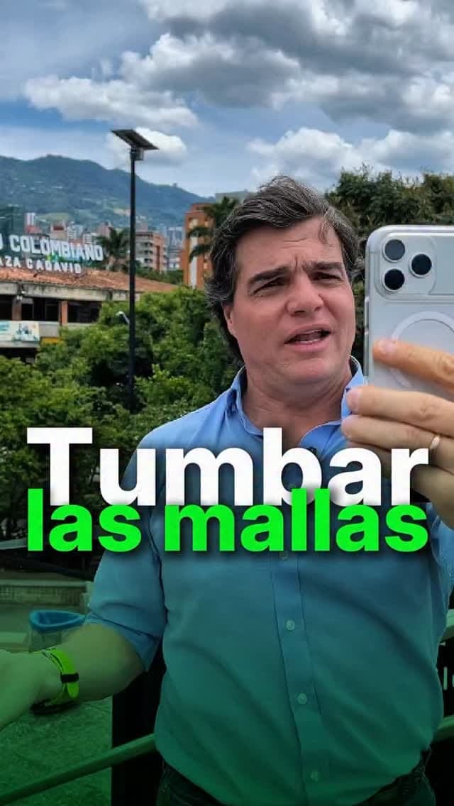 Alejandro Arbeláez A. graba un video con su celular frente a un campus universitario de Medellín